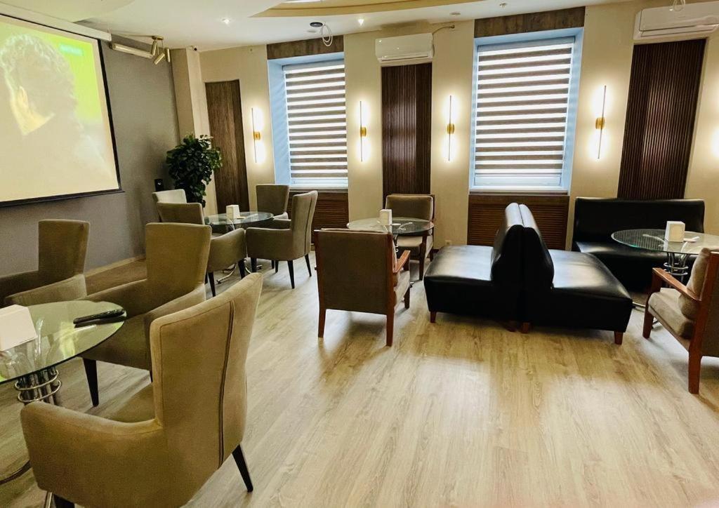 Tengri Hotel Atyraū Екстериор снимка