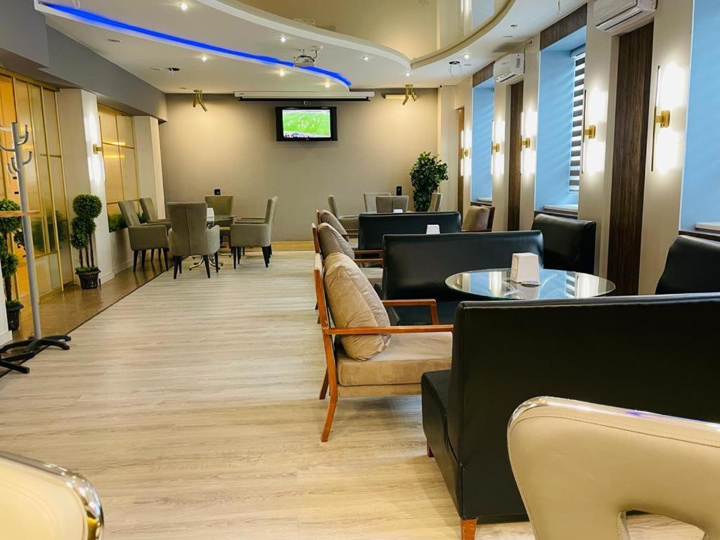 Tengri Hotel Atyraū Екстериор снимка