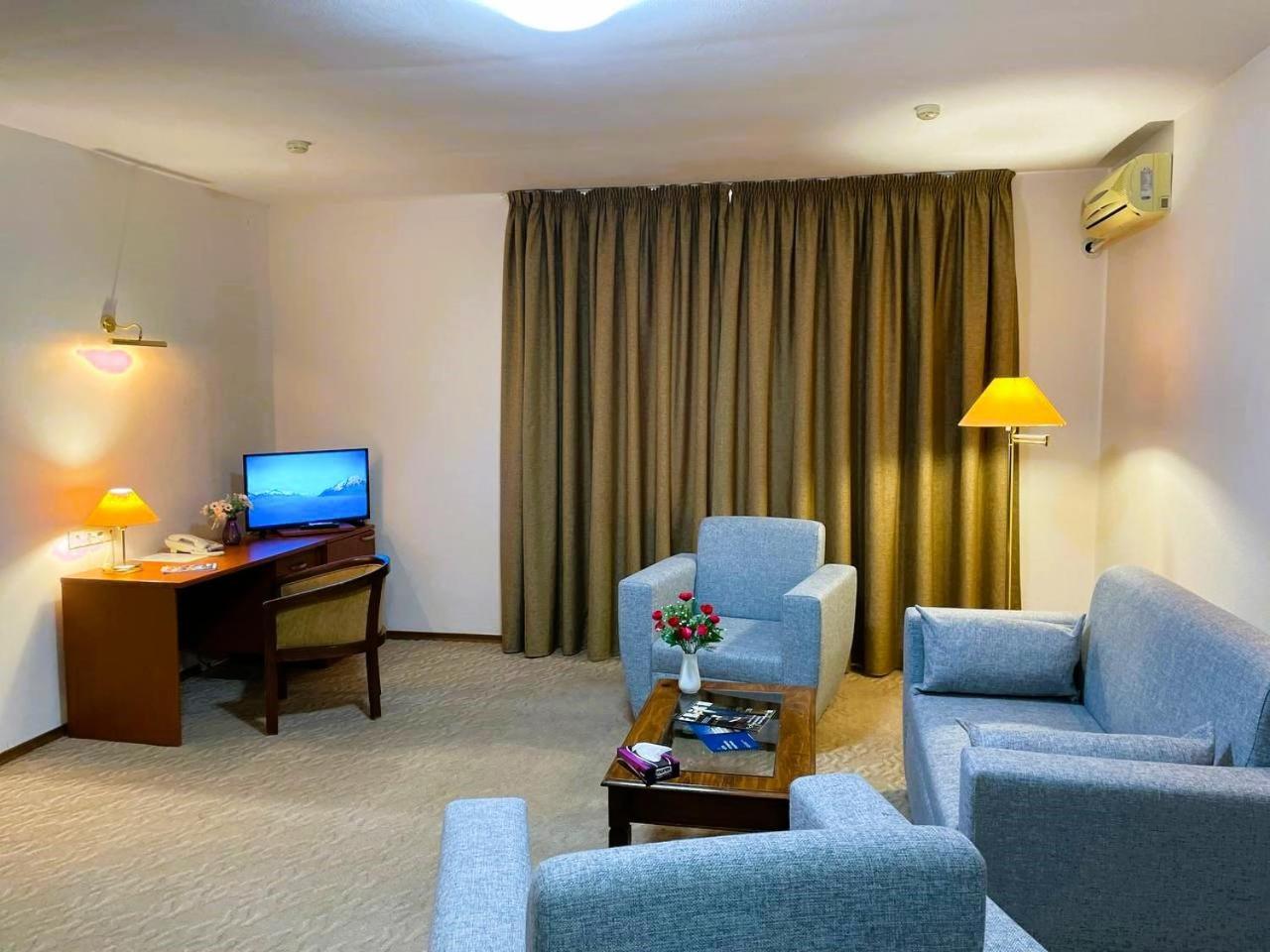 Tengri Hotel Atyraū Екстериор снимка
