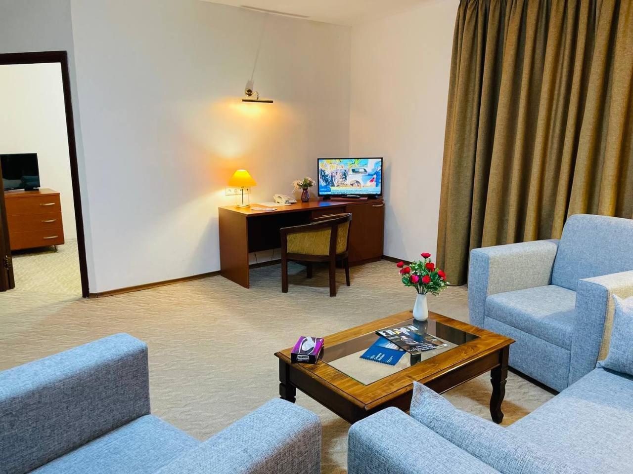 Tengri Hotel Atyraū Екстериор снимка