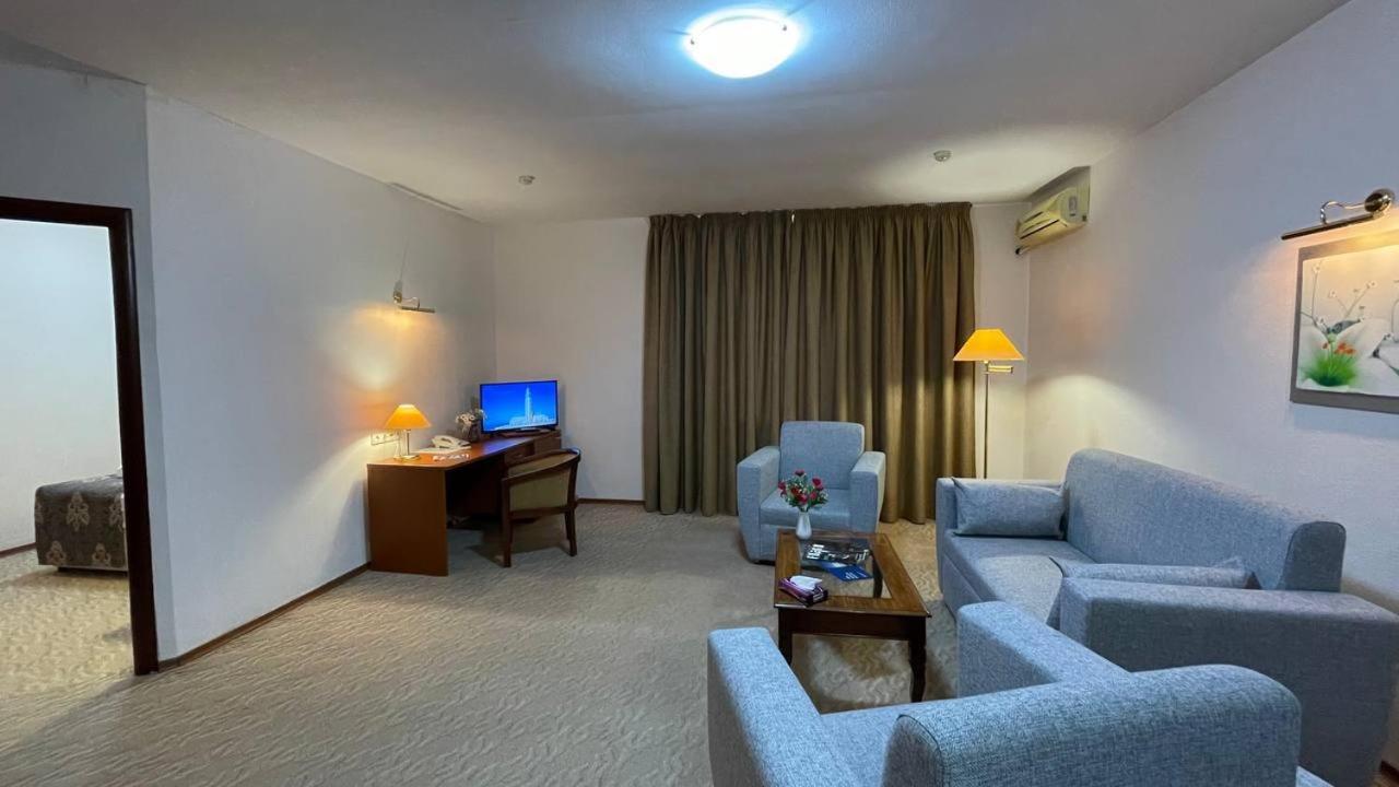 Tengri Hotel Atyraū Екстериор снимка
