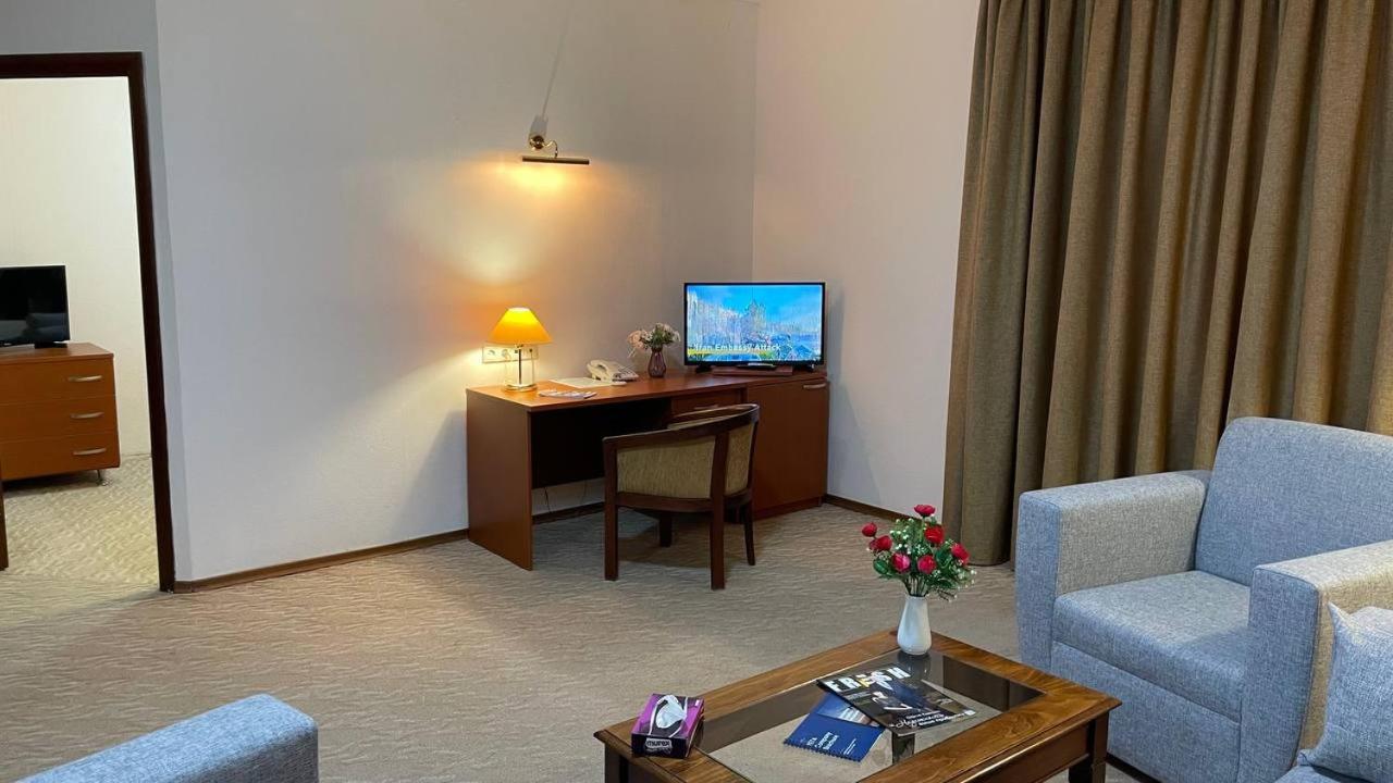 Tengri Hotel Atyraū Екстериор снимка