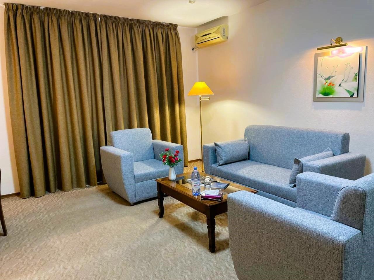 Tengri Hotel Atyraū Екстериор снимка